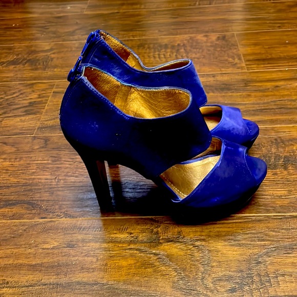👠 Gorgeous Blue Suede BCBG Heel - Picture 4 of 4